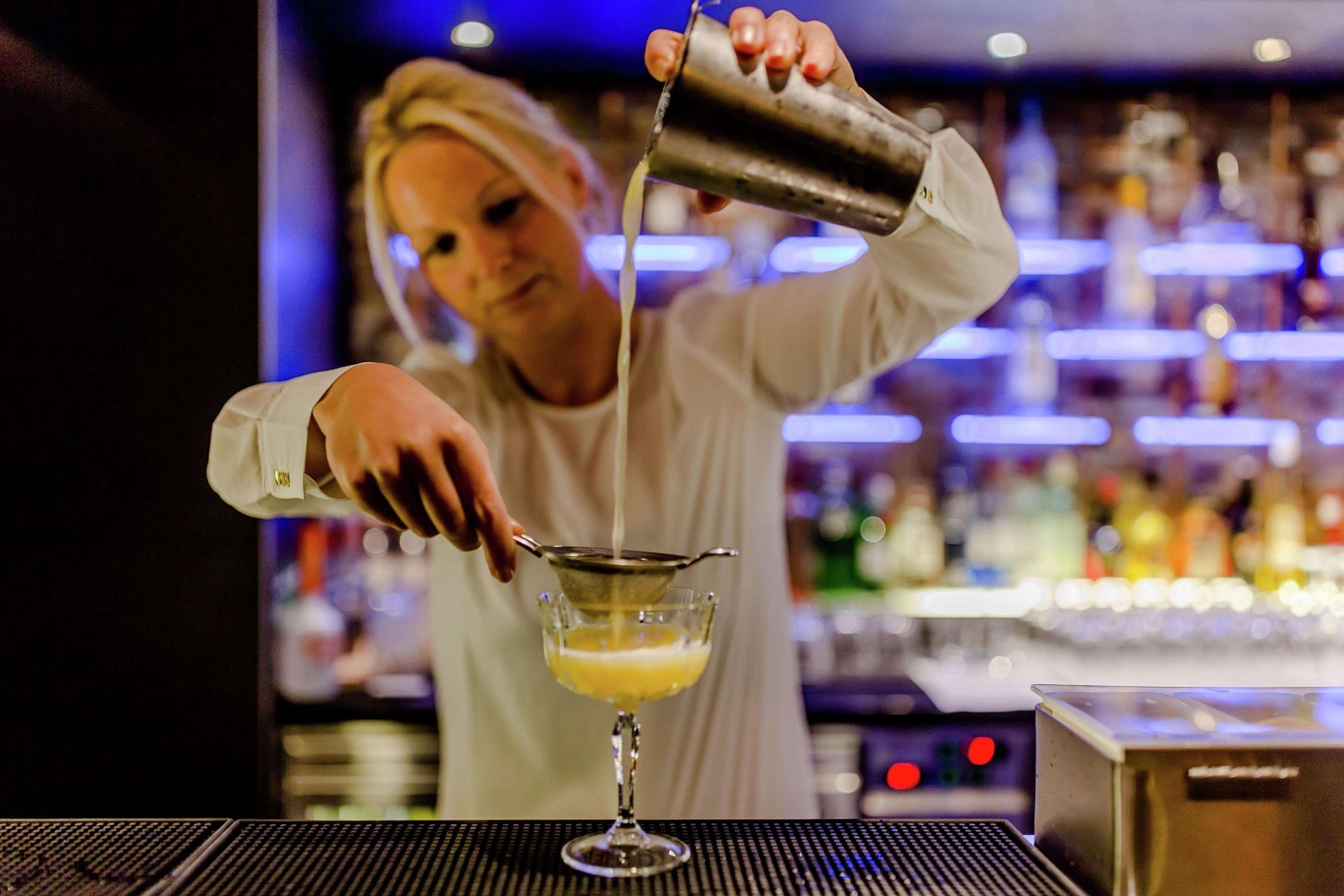 Hilton The Hague Hotel Ngoại thất bức ảnh A bartender at work