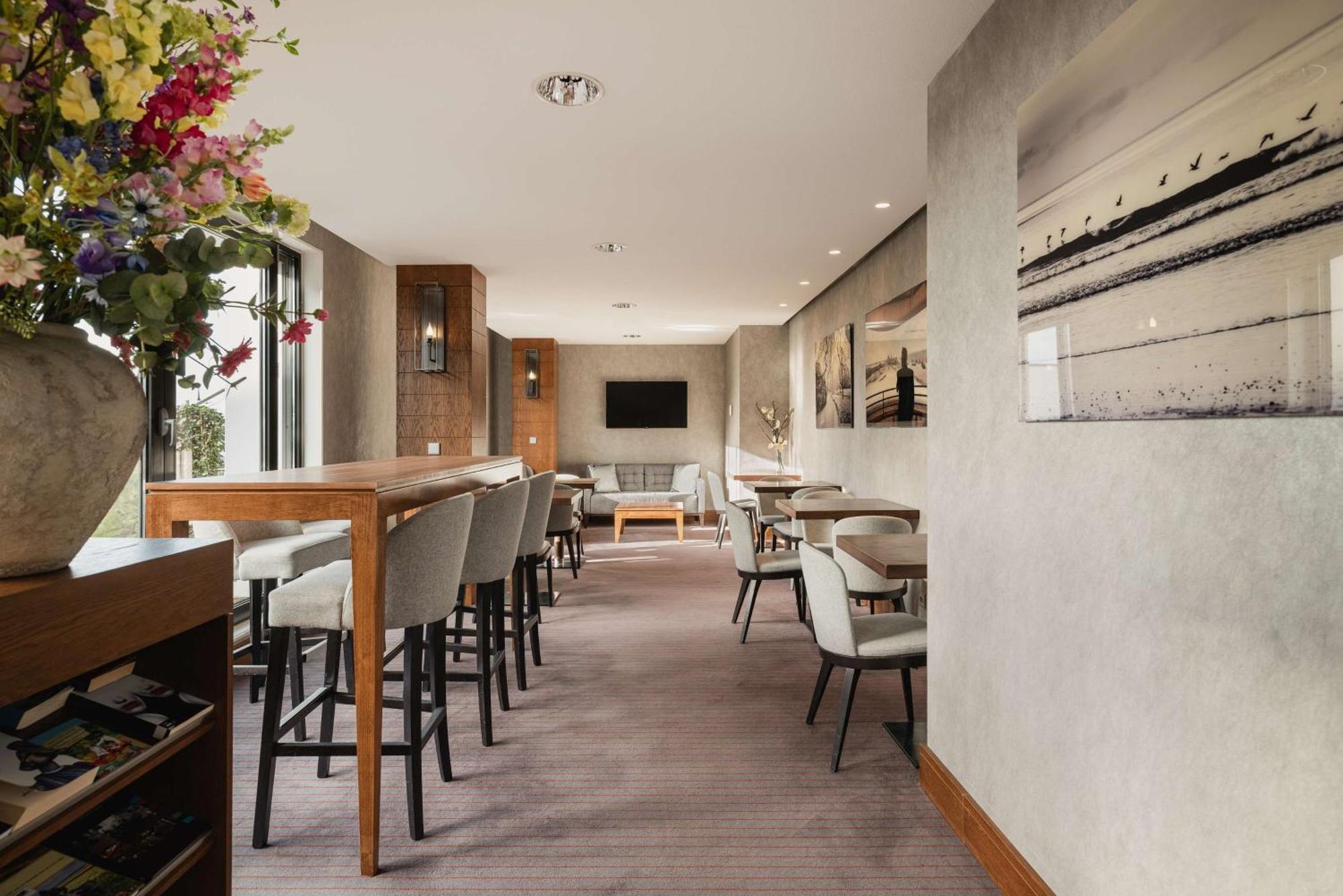Hilton The Hague Hotel Ngoại thất bức ảnh The Club at London Heathrow Airport